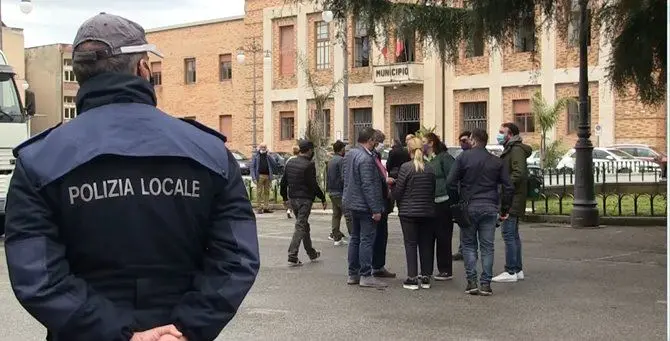 Anche a Vibo Valentia artisti in piazza: «Rischiamo di scomparire»