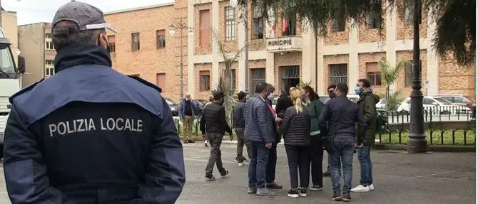 Anche a Vibo Valentia artisti in piazza: «Rischiamo di scomparire»
