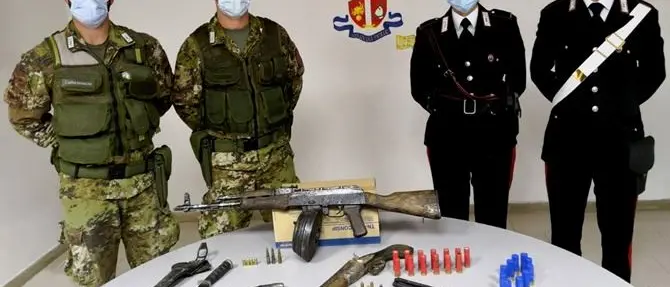 Nascondevano un arsenale in casa, arrestati padre e figlio a Seminara