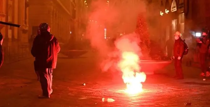 Notte di scontri a Firenze: centro storico a soqquadro e molotov contro la polizia