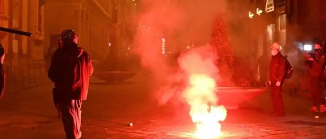 Notte di scontri a Firenze: centro storico a soqquadro e molotov contro la polizia