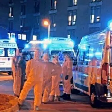 Covid, ambulanze in fila davanti all'ospedale di Cosenza già al collasso
