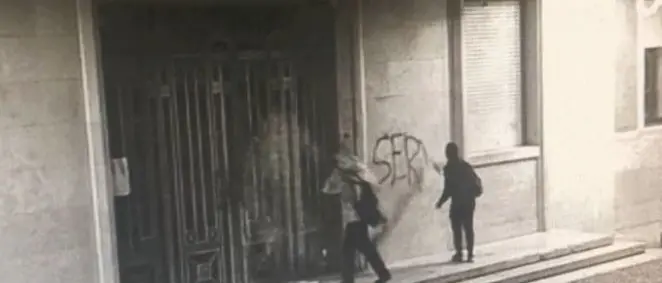 Crotone, uova e frasi offensive sul portone del Comune