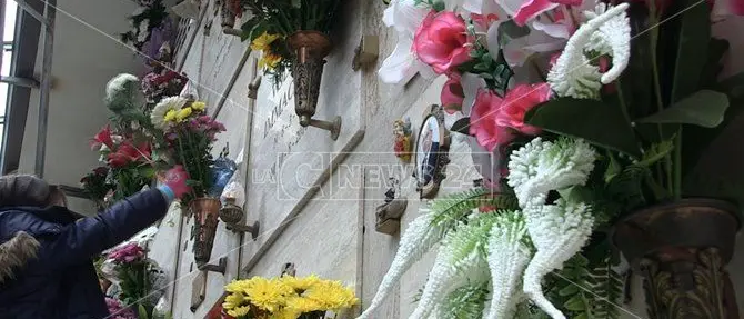 La festa dei morti nell’anno del Covid: termoscanner agli ingressi e viali semideserti