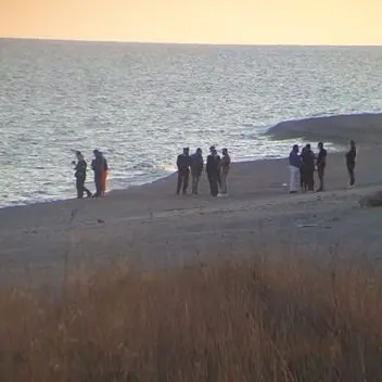 Camini, trovato cadavere in spiaggia: forse è il migrante disperso il 29 ottobre