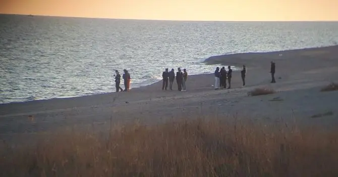 Camini, trovato cadavere in spiaggia: forse è il migrante disperso il 29 ottobre