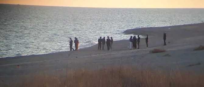 Camini, trovato cadavere in spiaggia: forse è il migrante disperso il 29 ottobre