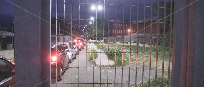 Coronavirus Cosenza, lunghe file di auto per i tamponi in via degli Stadi