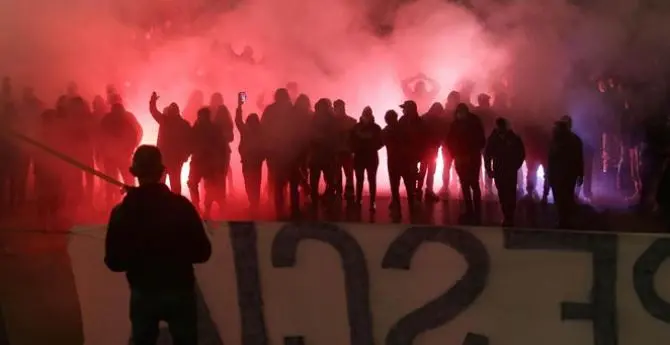 Proteste a Brescia contro il Dpcm, ultrà ferito con una bomba carta