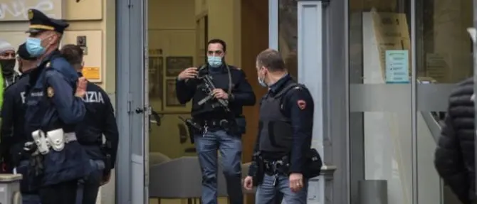 Rapina con ostaggi in una banca a Milano: i banditi fuggono dalle fogne