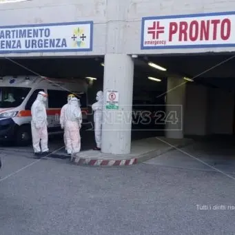 Coronavirus Catanzaro, ambulanze in attesa al pronto soccorso: non ci sono posti