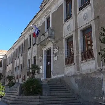 Coronavirus Lamezia, troppi contagi a scuola: lezioni sospese al Perri-Pitagora