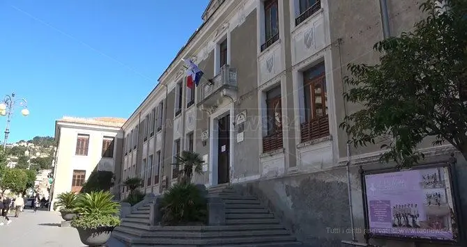 Coronavirus Lamezia, troppi contagi a scuola: lezioni sospese al Perri-Pitagora