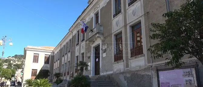 Coronavirus Lamezia, troppi contagi a scuola: lezioni sospese al Perri-Pitagora