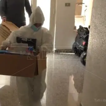 Tamponi domiciliari, chilometri da fare e turni anche di 12 ore: un giorno con i medici Usca