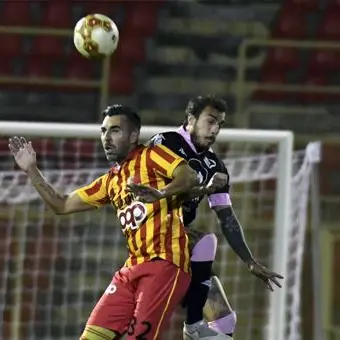 Lega Pro, il Catanzaro sbaglia tutto e il Palermo in 9 strappa il pari