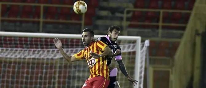 Lega Pro, il Catanzaro sbaglia tutto e il Palermo in 9 strappa il pari