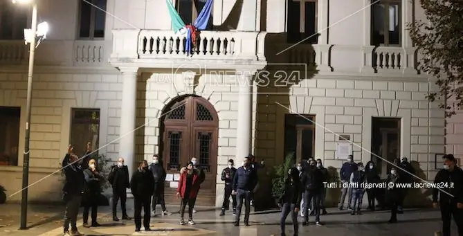 Castrovillari, ristoratori davanti al Comune per contestare il lockdown: «Esasperati»