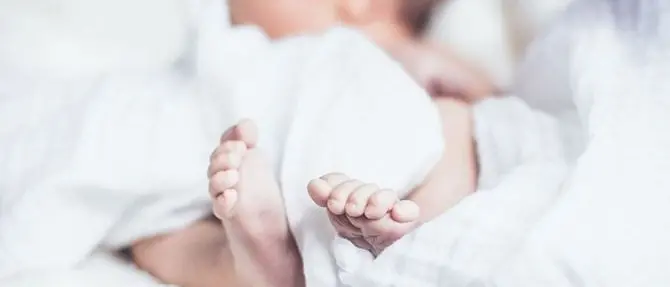 Neonato trovato tra i rifiuti a Ragusa, era infilato in un sacchetto