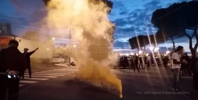 Calabria zona rossa, proteste e manifestazioni in tutta la regione contro il lockdown - LIVE