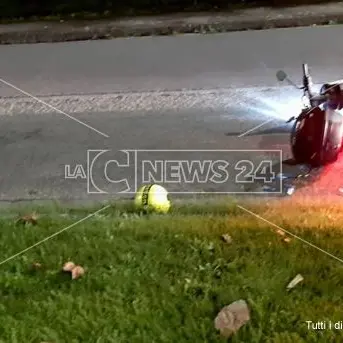 Cosenza, feriti due giovani a bordo di una moto: forse un'auto coinvolta nell'incidente