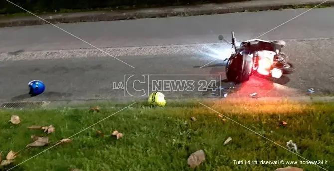 Cosenza, feriti due giovani a bordo di una moto: forse un'auto coinvolta nell'incidente