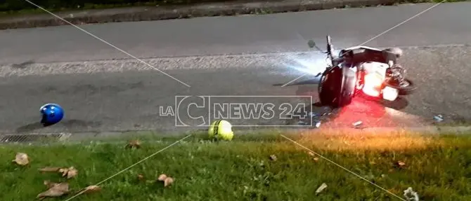 Cosenza, feriti due giovani a bordo di una moto: forse un'auto coinvolta nell'incidente