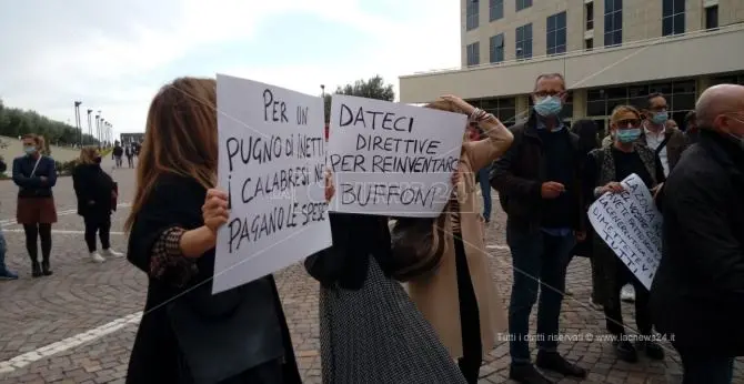 Proteste in piazza: «La politica non c'era e nessuno ne ha sentito la mancanza»