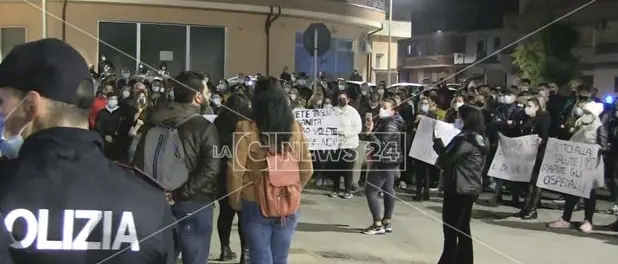 Calabria zona rossa, a Gioia Tauro la piazza processa il commissariamento della sanità