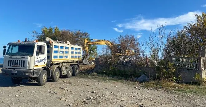 Lotta all'abusivismo a Corigliano-Rossano: demolito fabbricato fatiscente