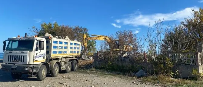 Lotta all'abusivismo a Corigliano-Rossano: demolito fabbricato fatiscente