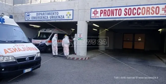 Coronavirus Catanzaro, ambulanze in attesa con malati Covid: è di nuovo emergenza