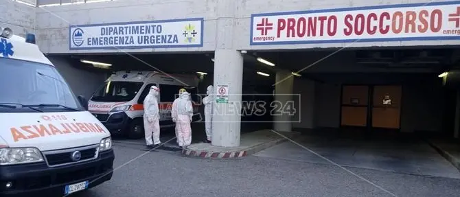 Coronavirus Catanzaro, ambulanze in attesa con malati Covid: è di nuovo emergenza