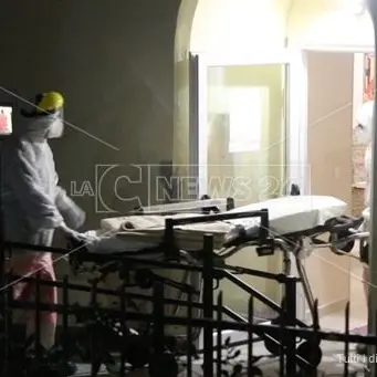 Focolaio Covid a Laino Borgo, le operatrici della Rsa: «Non ce la facciamo più»