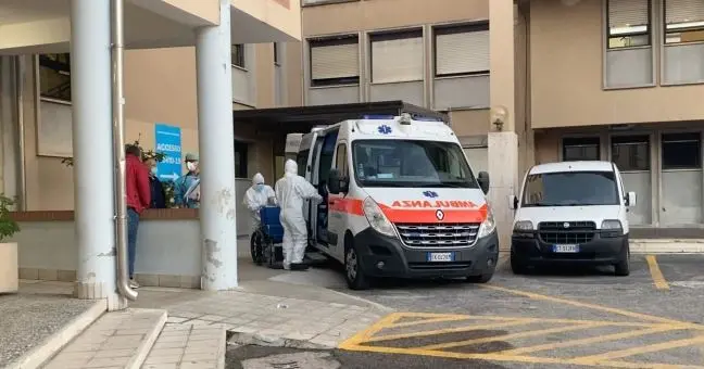 Covid, muore dopo 4 giorni al Ps di Corigliano-Rossano: esito tampone solo dopo il decesso