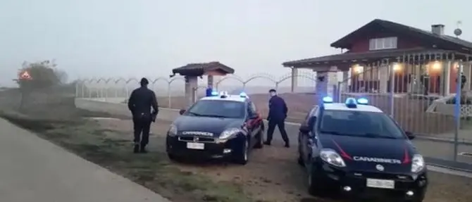 Tragedia nel Torinese: spara alla moglie e ai figli gemelli e poi si uccide