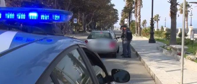 Fermato dalla Polizia, invia sms al complice perché nasconda le armi: 2 arresti a Reggio