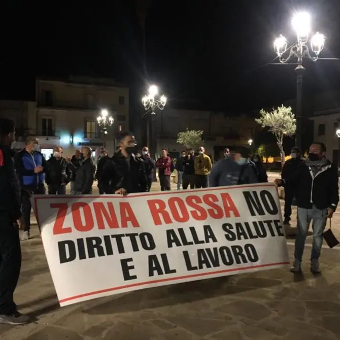 Bovalino, cittadini in piazza contro la zona rossa: «Pronti a consegnare le tessere elettorali»