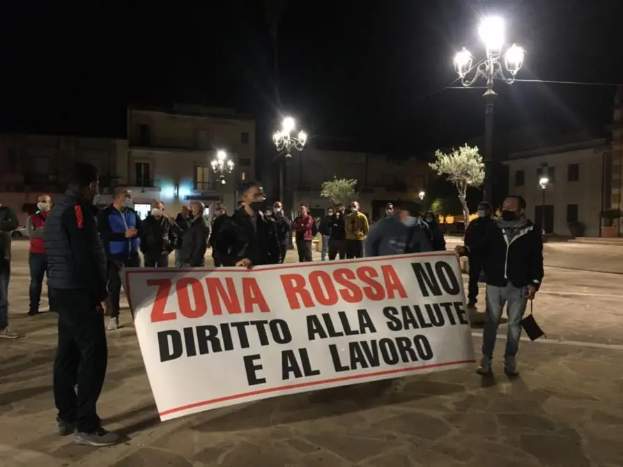 Bovalino, cittadini in piazza contro la zona rossa: «Pronti a consegnare le tessere elettorali»