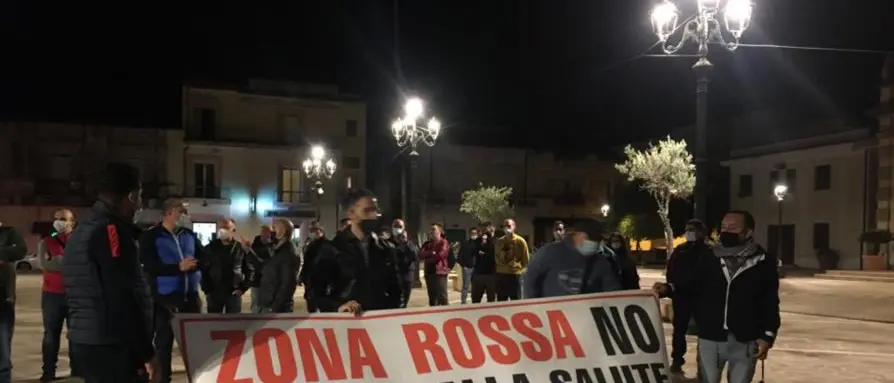 Bovalino, cittadini in piazza contro la zona rossa: «Pronti a consegnare le tessere elettorali»