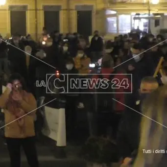 Comune, chiesa e cittadini in piazza a Palmi: «Basta sanità commissariata»