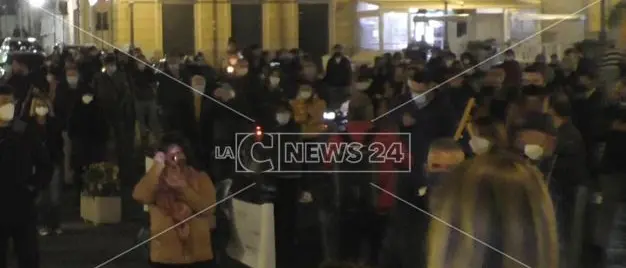 Comune, chiesa e cittadini in piazza a Palmi: «Basta sanità commissariata»