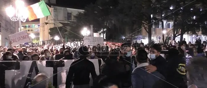 Catanzaro, centinaia in piazza contro la zona rossa e stato sanità calabrese