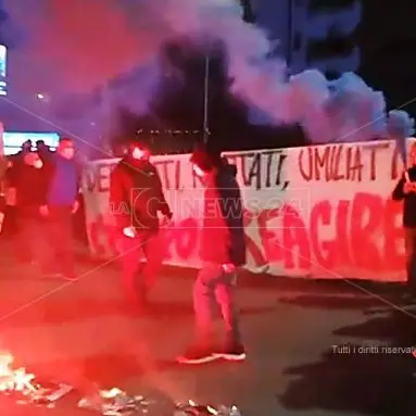 Tentano di bloccare la Salerno-Reggio durante le proteste a Cosenza: un ferito