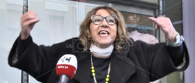 Vibo, barricata in negozio contro il Dpcm. La solidarietà della città: «Sei la voce di tutta la Calabria»