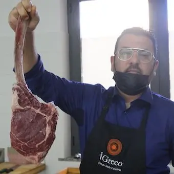Castrovillari, apre ristorante tra due Dpcm: «Avanti col sorriso, non c’è altro da fare»