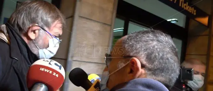 Il commissario Zuccatelli arriva in Calabria ma non risponde alla stampa e scappa