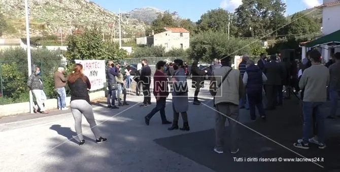 Praia a Mare, cittadini in protesta: «Riaprite il nostro ospedale»