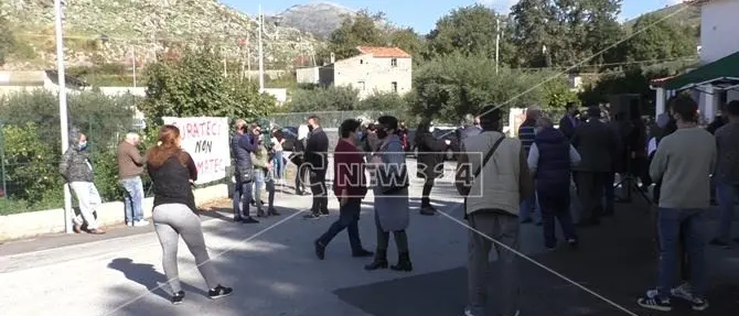 Praia a Mare, cittadini in protesta: «Riaprite il nostro ospedale»