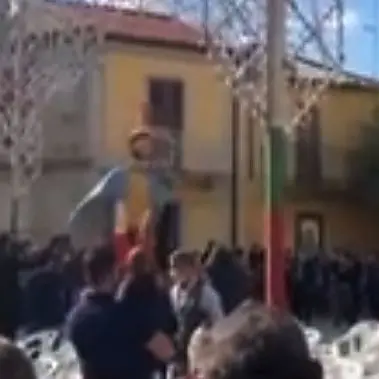 Calabria zona rossa ma Taurianova non rinuncia al ballo dei giganti tra la folla: video